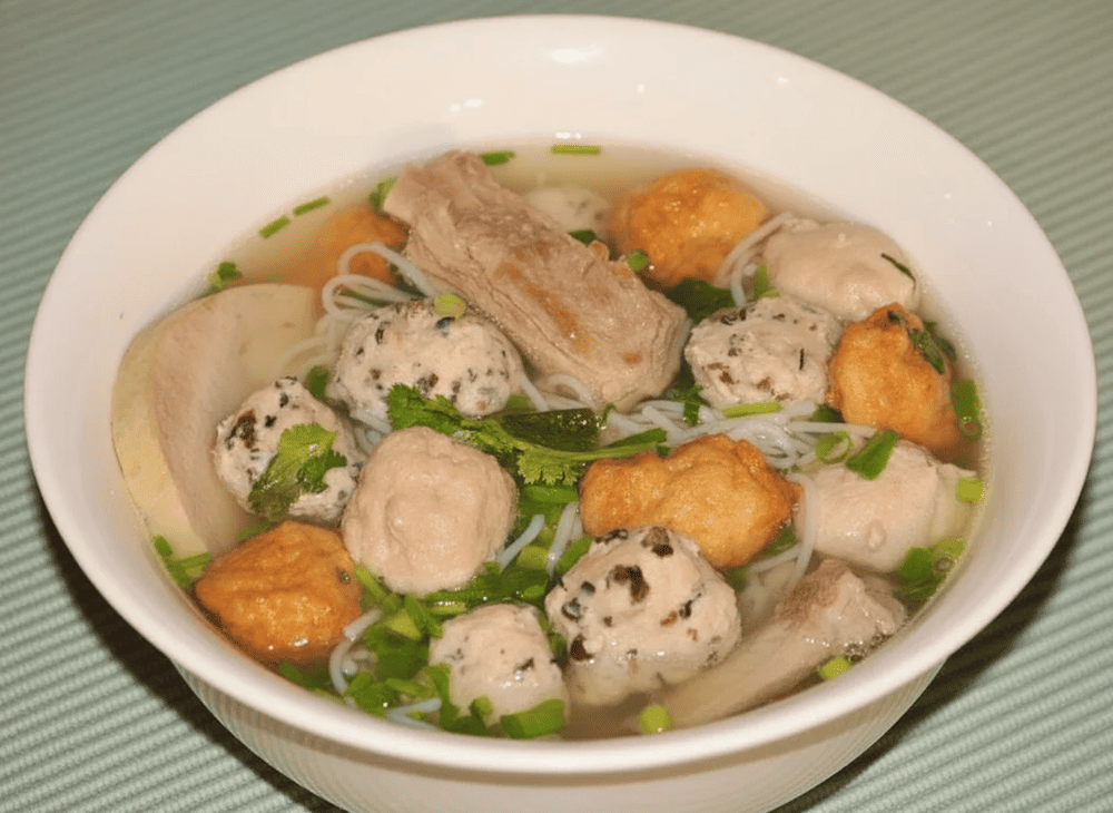 Bun moc with rich flavor, the moc is made from fresh meat, served with fresh green vegetables